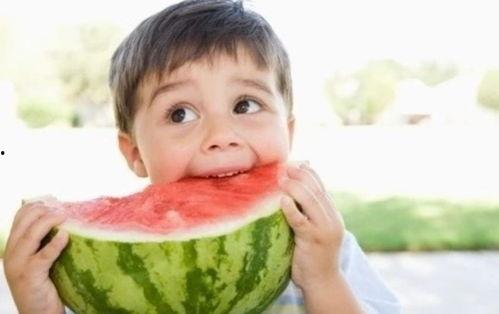 拿扫把吃瓜,创意吃瓜新风尚