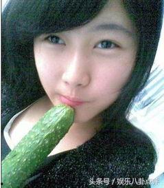 美女在室内吃瓜