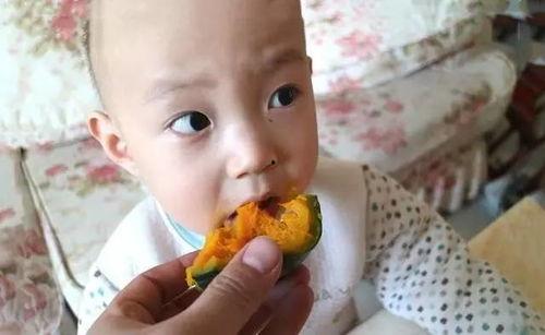 吃贝贝瓜的小朋友,孩子们的甜蜜时光