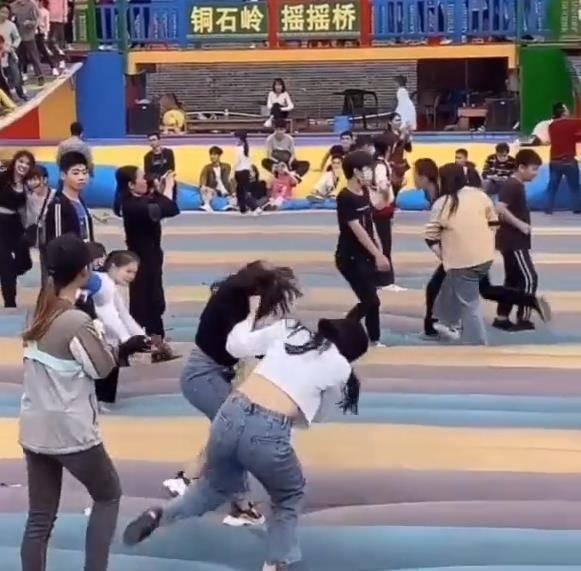 女生打架吃瓜群众,女生打架引围观，吃瓜群众热议不断