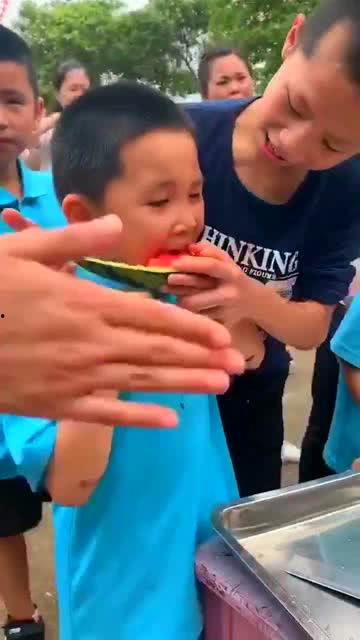 隔壁小孩在吃瓜